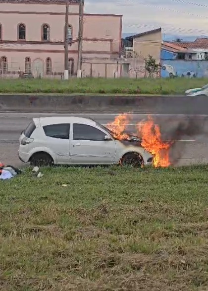 Carro pega fogo às margens da Dutra em Caçapava e mobiliza equipes de emergência Carro pega fogo às margens da Dutra em Caçapava e mobiliza equipes de emergência