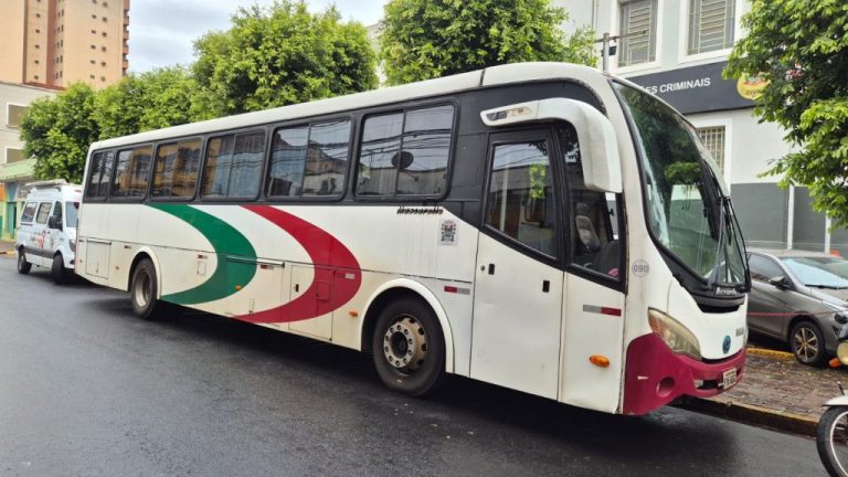 PM prende homem que fez reféns em ônibus que levava pacientes para hospital em Ribeirão Preto