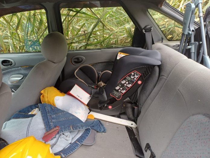 Bebê sai ileso graças ao uso da cadeirinha em acidente entre carros e carreta na Dutra Bebê sai ileso graças ao uso da cadeirinha em acidente entre carros e carreta na Dutra