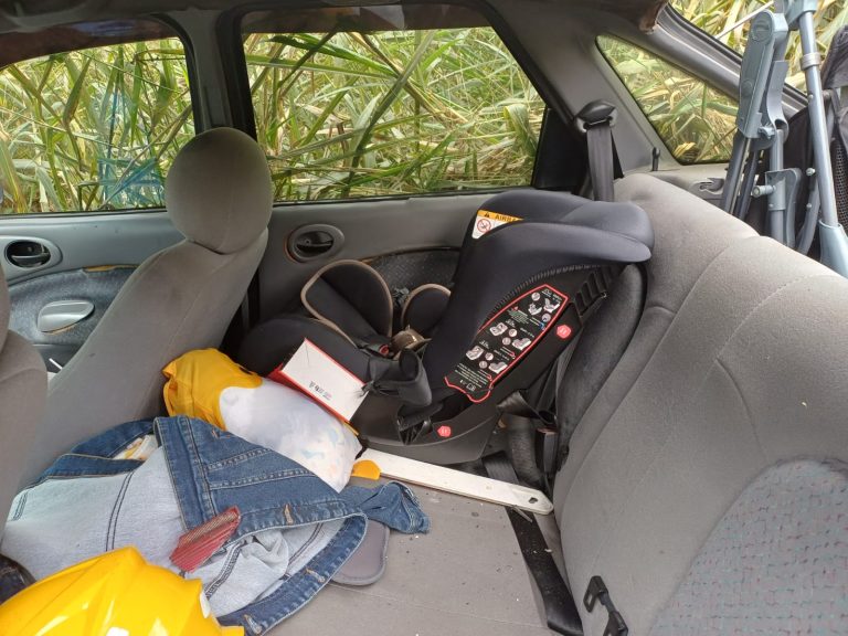 Bebê sai ileso graças ao uso da cadeirinha em acidente entre carros e carreta na Dutra
