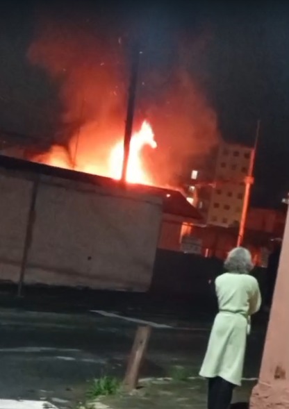 Incêndio em transformador perto de fábrica de papel mobiliza bombeiros em Aparecida