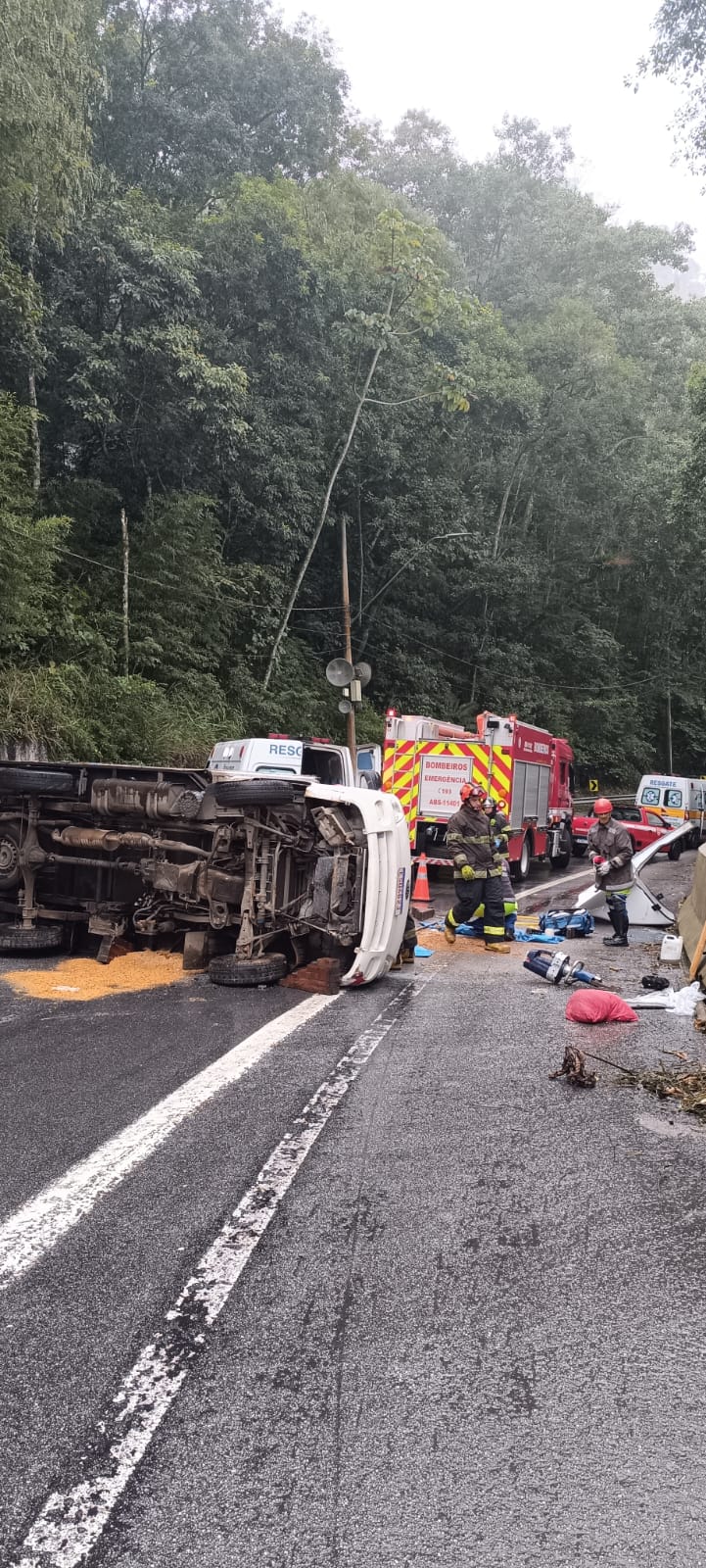 Motorista fica ferido após capotamento na Serra Antiga da Rodovia dos Tamoios, em Caraguatatuba