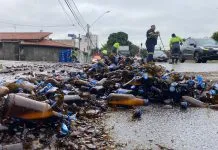 Carga de cerveja cai de caminhão, provoca lentidão e atrai moradores em São José