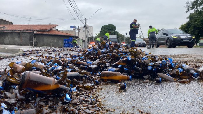 Carga de cerveja cai de caminhão, provoca lentidão e atrai moradores em São José