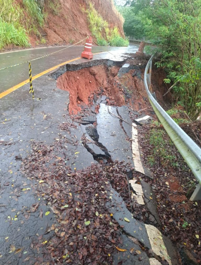 Estrada que liga Pindamonhangaba a Lagoinha cede e deixa trecho em meia pista
