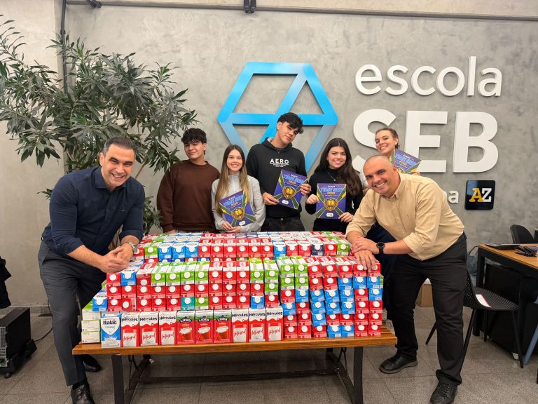 Escola transforma álbum de figurinhas da Copa em campanha solidária e arrecada mais de 1.500 litros de leite