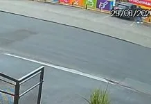 Mulher perde o controle do carro e invade fachada de loja na Barão de Itapura
