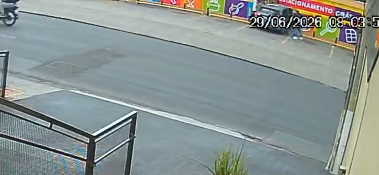 Mulher perde o controle do carro e invade fachada de loja na Barão de Itapura