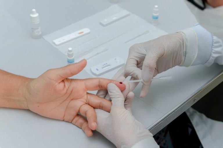 Prefeitura reforça importância da testagem para hepatites B e C e anuncia evento na Praça XV; Saiba quando