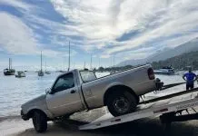 Carro cai no mar de Ilhabela após falha mecânica