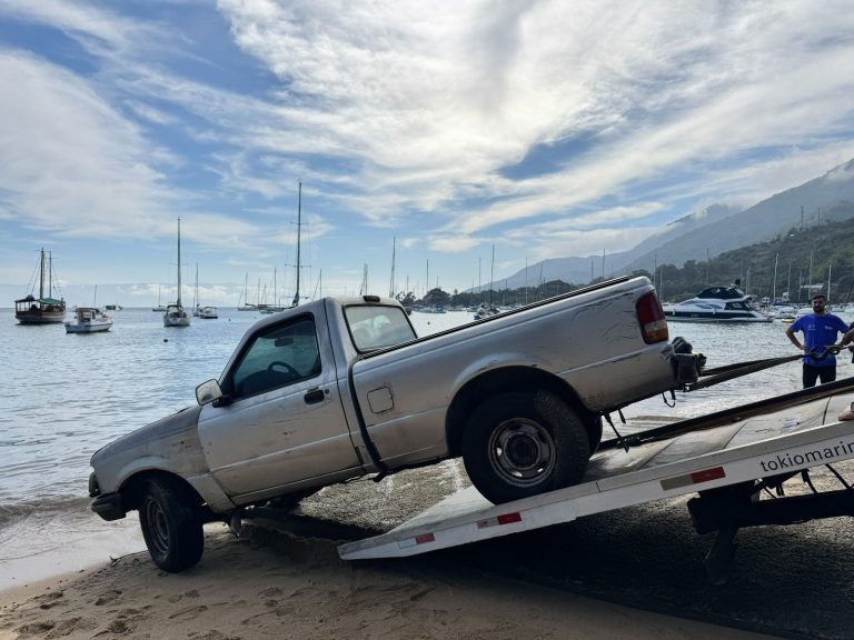 Carro cai no mar de Ilhabela após falha mecânica
