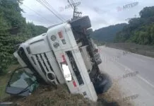 Carreta perde o controle, bate em mureta e tomba em rodovia de Santos