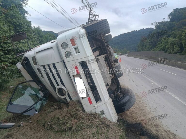 Carreta perde o controle, bate em mureta e tomba em rodovia de Santos
