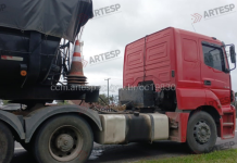 Carreta sofre pane e duas rodas se desprendem do veículo em rodovia do litoral de SP