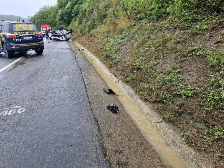 Acidente na BR-230 deixa vítima fatal após veículo sair da pista e capotar, na Paraíba
