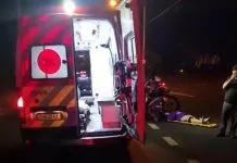 Mulher fica gravemente ferida após carro atingir poste; motorista é preso por embriaguez