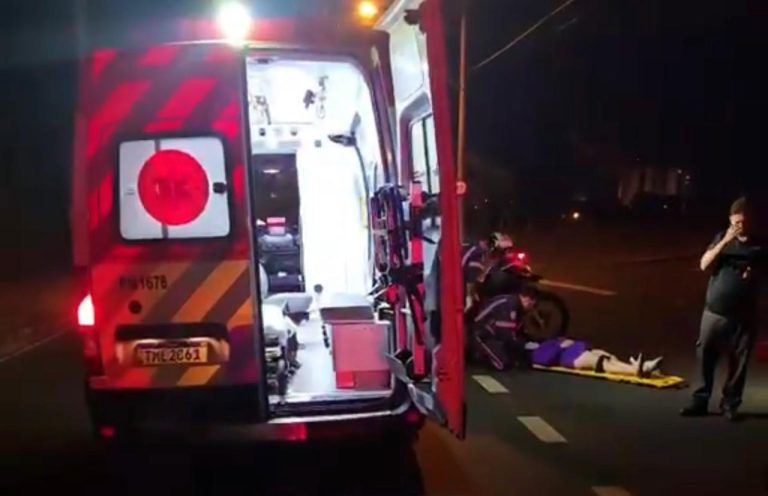 Mulher fica gravemente ferida após carro atingir poste; motorista é preso por embriaguez