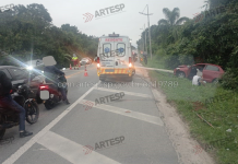 Motorista bate em poste na Rio-Santos; estrutura cai sobre veículo que passava pela rodovia
