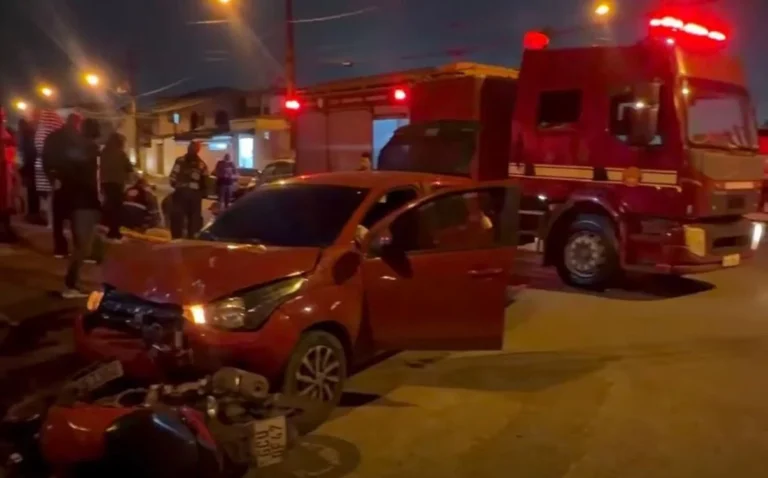 Homem fica ferido após acidente entre carro e moto na Área Continental de São Vicente