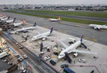 Idosa morre após cair de escada de desembarque de avião em Congonhas
