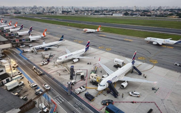 Idosa morre após cair de escada de desembarque de avião em Congonhas