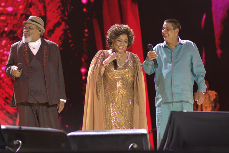 Alcione, Zeca e Aragão fazem história em estreia monumental no Maracanã