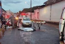 Mulher morre atropelada após colidir com pedestre e cair em avenida