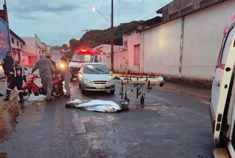 Mulher morre atropelada após colidir com pedestre e cair em avenida