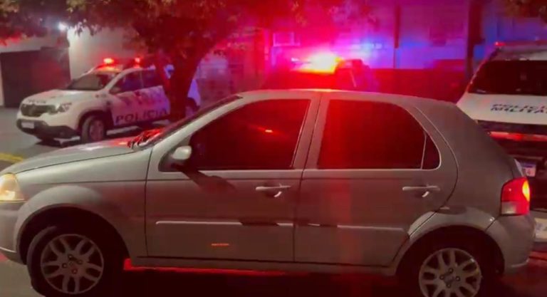 Motorista embriagado atropela dois jovens na calçada e foge sem prestar socorro