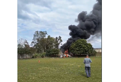 avião cai