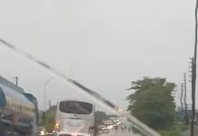 Grande acúmulo de água afeta tráfego na BR-101, em Bayeux