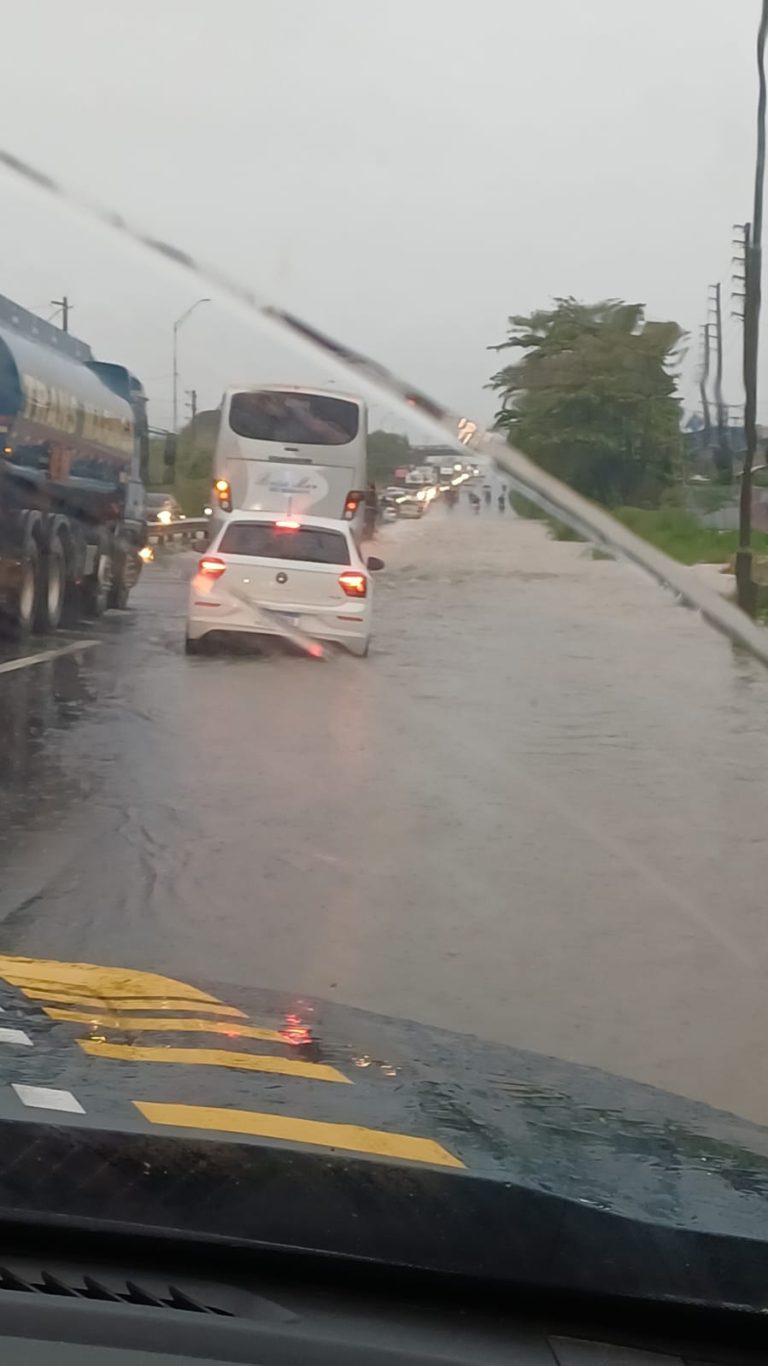 Grande acúmulo de água afeta tráfego na BR-101, em Bayeux