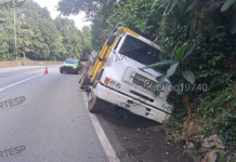 Caminhão perde controle, colide com talude e tomba em rodovia de Cubatão