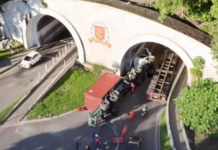 Caminhão tomba na entrada de túnel em Santos e causa interdições em vias da cidade