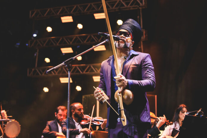 Carlinhos Brown e Orquestra Ouro Preto celebram parceria no álbum “Afrossinfonicidade”
