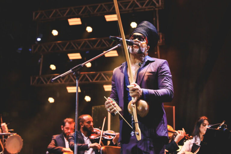 Carlinhos Brown e Orquestra Ouro Preto celebram parceria no álbum “Afrossinfonicidade”