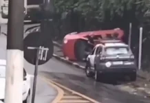 Carro capota e para em cima de calçada no Morro da Nova Cintra, em Santos; VÍDEO