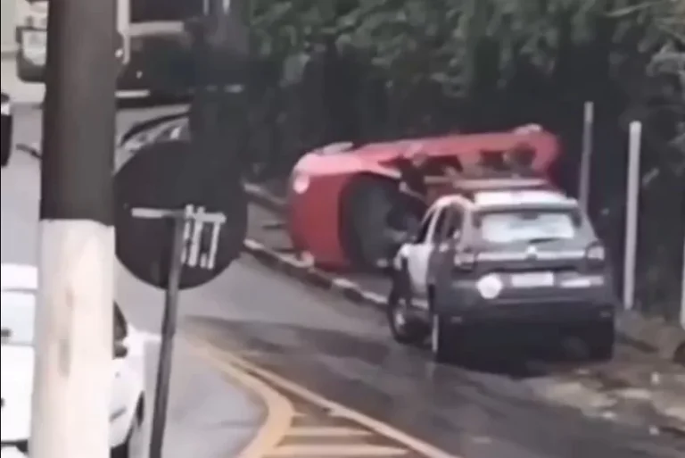 Carro capota e para em cima de calçada no Morro da Nova Cintra, em Santos; VÍDEO