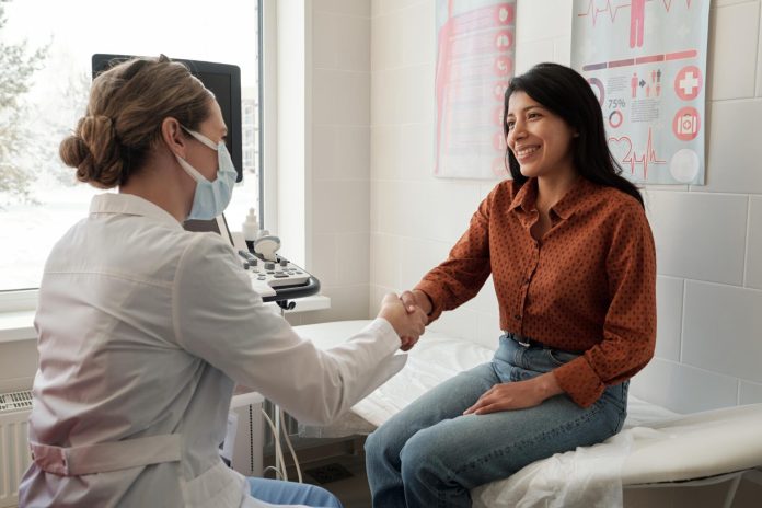 Check-up feminino: quais exames fazer em cada fase da vida e por quê