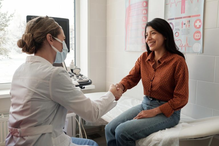 Check-up feminino: quais exames fazer em cada fase da vida e por quê