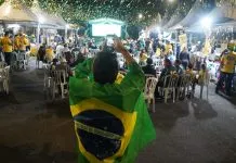 Copa na Praça reúne torcedores para vibrar pelo Brasil contra a Escócia