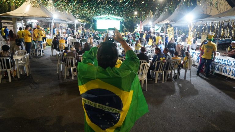 Copa na Praça reúne torcedores para vibrar pelo Brasil contra a Escócia