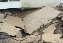 Cratera causada por rompimento de tubulação deixa casas interditadas em São Vicente