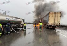 Caminhão carregado de açúcar pega fogo na Anchieta
