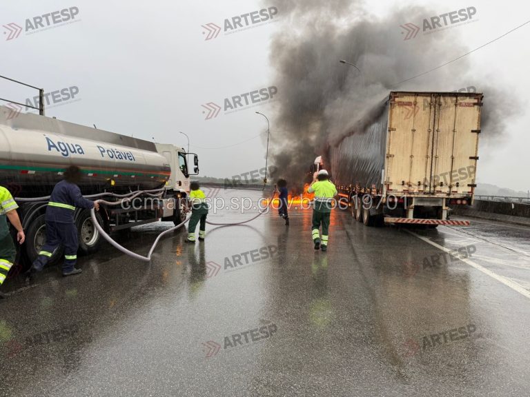 Caminhão carregado de açúcar pega fogo na Anchieta