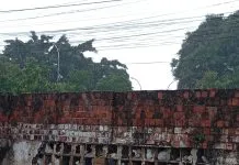 Parte de muro de cemitério desaba após fortes chuvas e expõe ossadas em João Pessoa