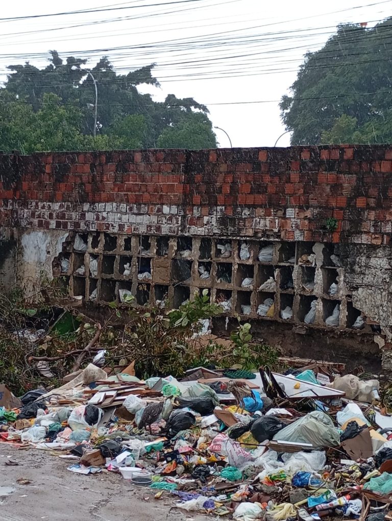 Parte de muro de cemitério desaba após fortes chuvas e expõe ossadas em João Pessoa