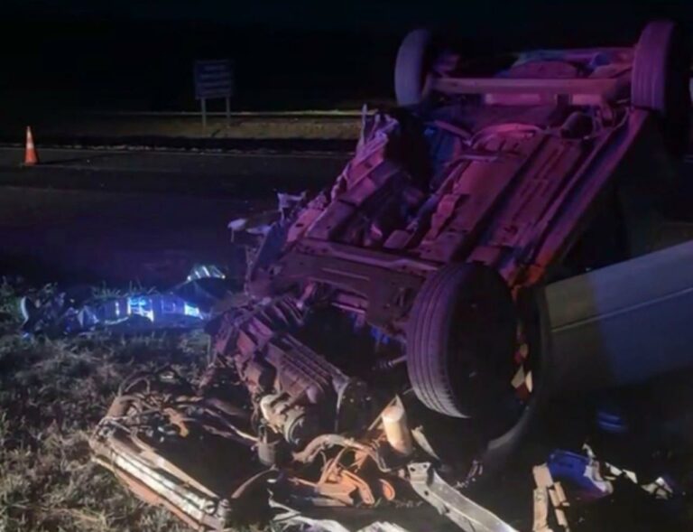 Jovem de 21 anos e idoso de 68 morrem em colisão frontal na SP-320