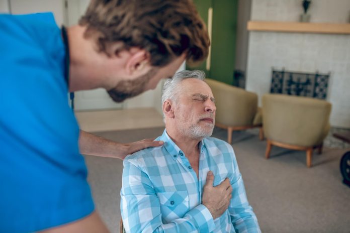 Dor no peito: 6 primeiros socorros que podem salvar vidas, segundo cardiologista