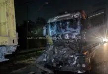 Quatro carretas se envolvem em engavetamento na Interligação Baixada e deixa caminhoneiro em estado grave